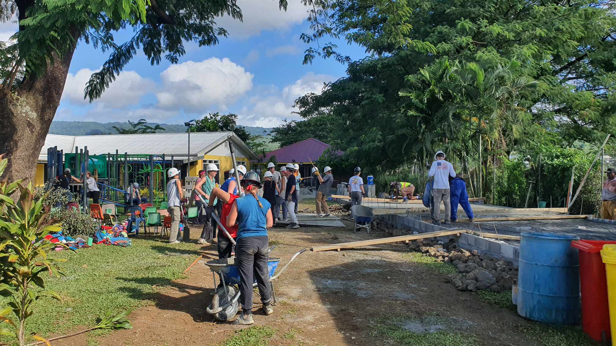 YOUNG VOLUNTEERS JOIN CONSTRUCTION PROJECT